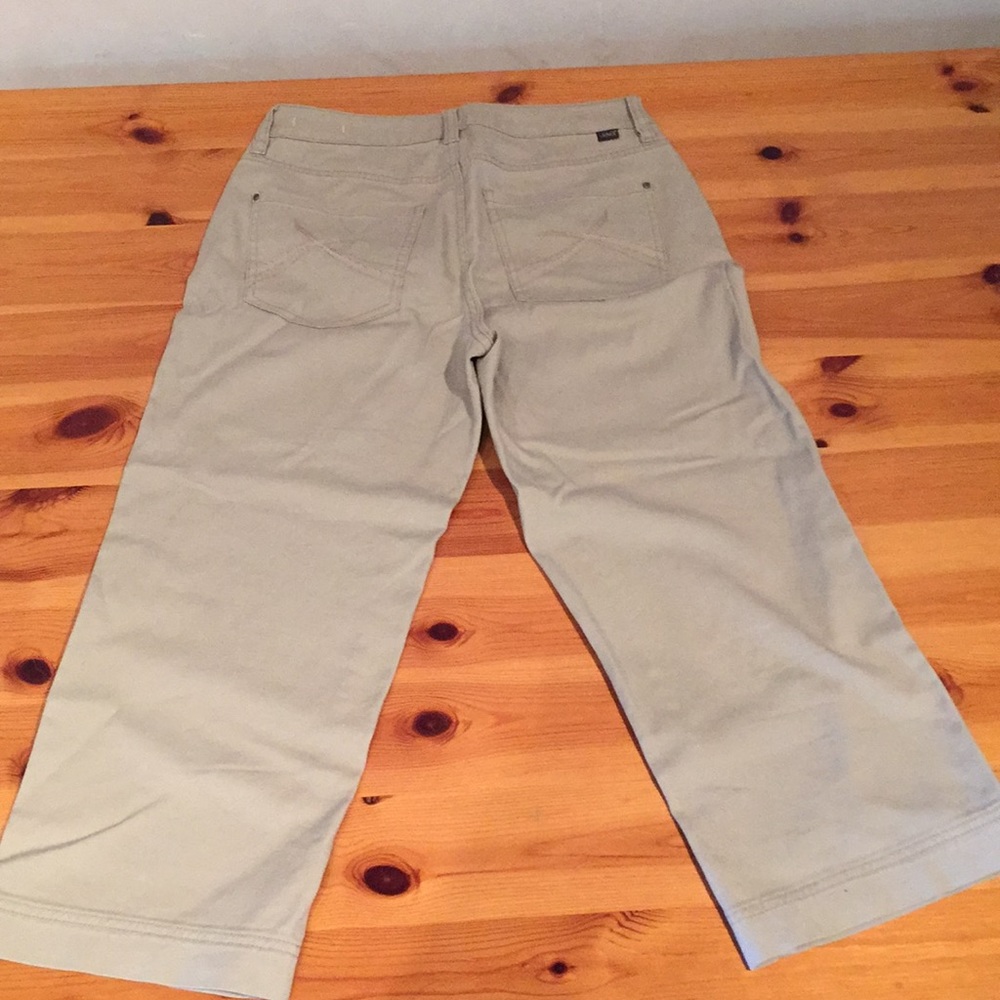 NWOT Jag Jeans classic fit khaki capris size 6.